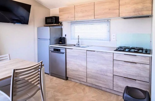 Messery House | Large Premium 4-Room Mobile Home for 6 People, Air-Conditioned + TV
