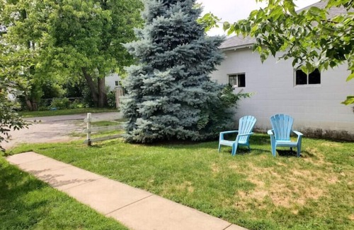 Plainfield Apartment | Large Suite 2 beds plus Murphy full, Victorian Farm Style, Downtown Plainfieldn