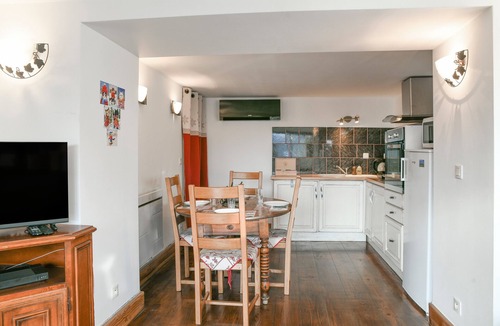 Saint-Pierre-d'Albigny Apartment | Le chat de la Martine – AC, Parking, WiFi – Savoie College