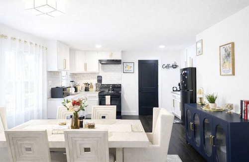 Niles Apartment | Le Refuge d’Or: Signature Stay by Nid Douillet Collection. 2br