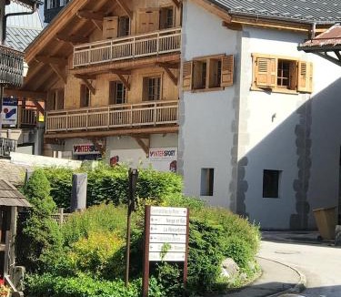 Samoens Ski Chalet | Les Couadzous Samoëns Centre, Sauna, Jacuzzi, 6 chambres, 7 salles de bains, 16 pers 250 m2