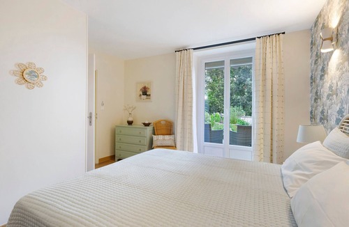 Pont l'Abbe d'Arnoult Bed & Breakfast | Les Douves Guest Rooms with Shared Terrace, Communal Garden and Wi-Fi