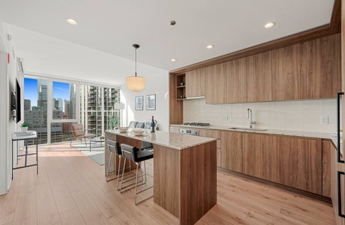 Downtown Chicago Hotel | Level River North - Executive One Bedroom Suite with Office