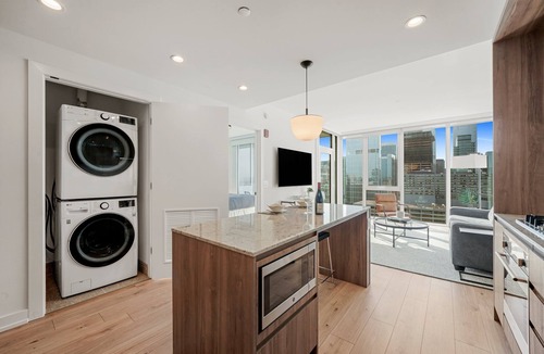 Downtown Chicago Hotel | Level River North - Executive One Bedroom Suite with Office