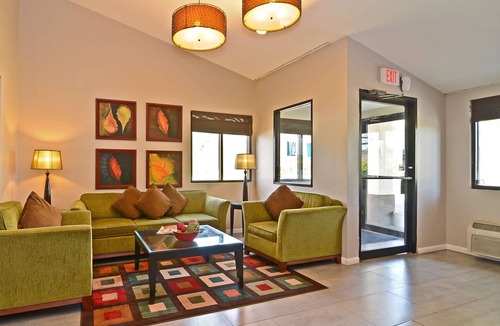 Elgin Hotel | Lexington Inn & Suites NW Chicago Elgin