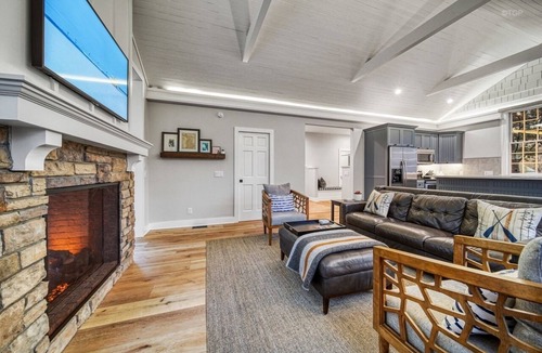 Douglas House | ﻿Little Red is just a short walk to the shops, restaurants & galleries.