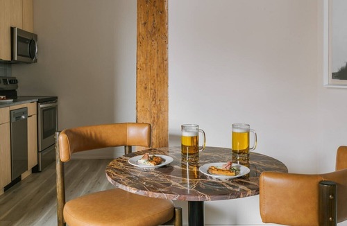 West Loop Gate Apartment | LIVN West Loop Chicago 1 BR