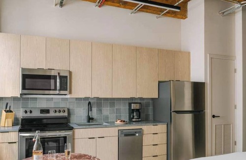 West Loop Gate Apartment | LIVN West Loop Chicago King Studio