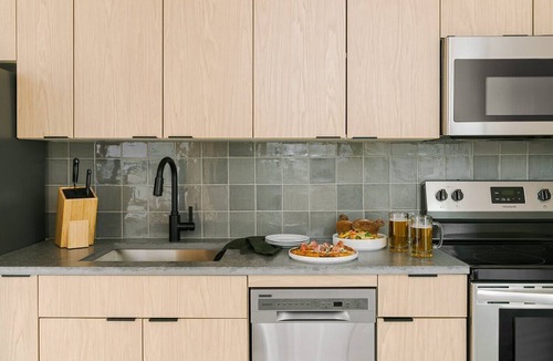 West Loop Gate Apartment | LIVN West Loop Chicago King Studio