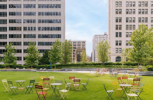 West Loop Gate Apartment | LIVN West Loop Chicago King Studio