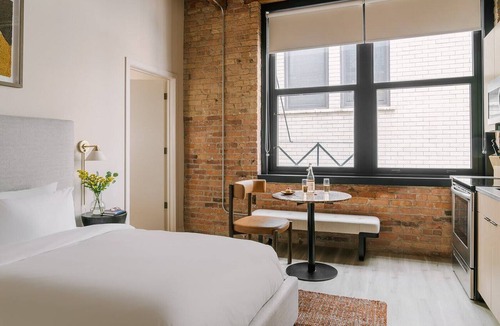 West Loop Gate Apartment | LIVN West Loop Chicago Classic Queen Studio