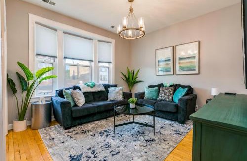 Chicago Apartment | Logan Sq 4BR - Free Parking - Near Nightlife & DT