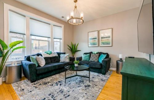 Chicago Apartment | Logan Sq 4BR - Free Parking - Near Nightlife & DT