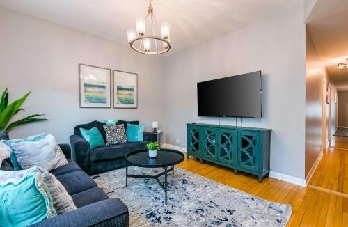 Chicago Apartment | Logan Sq 4BR - Free Parking - Near Nightlife & DT