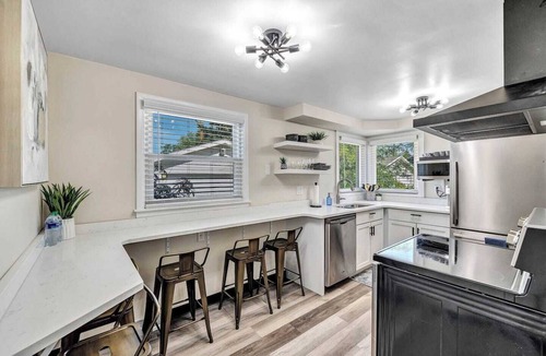 Green Bay House | Lombardi Landing – Walk to Stadium, Events & Dining Stay in the heart of Green Bay and experience the energy just outside your door.