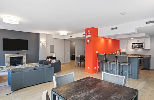 Downtown Chicago Condo | Longterm living in Chicago: 3BR Luxury Lakefront@Oak St Beach-pool, gym, decks