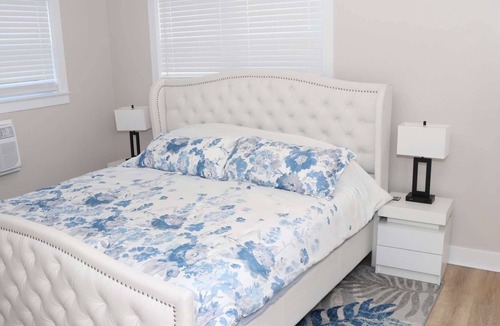 Des Plaines Apartment | Lovely 2 - Bedroom apartment with free parking