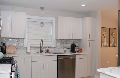 Des Plaines Apartment | Lovely 2 - Bedroom apartment with free parking