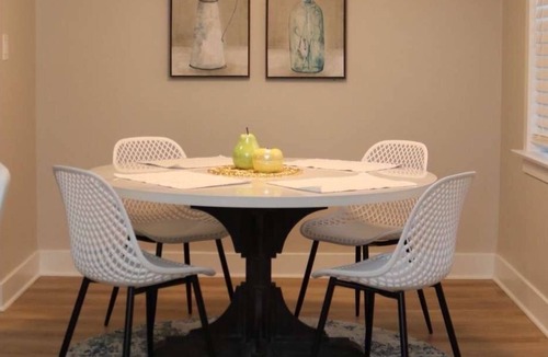 Des Plaines Apartment | Lovely 2 - Bedroom apartment with free parking