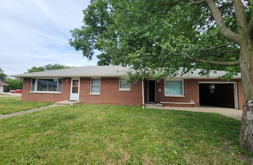 Galt House | Lovely 3-bedroom house with AC in charming Rock Falls