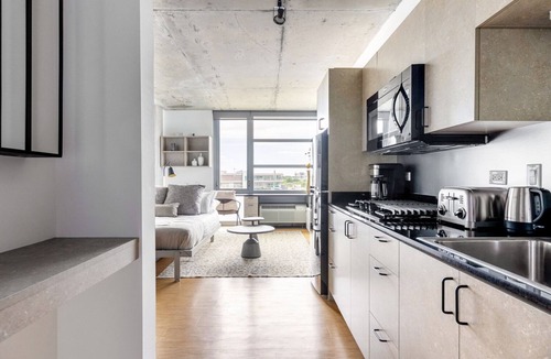 River North Apartment | Lovely Lincoln Park Studio w/W/D, walk to L & New City, by Blueground