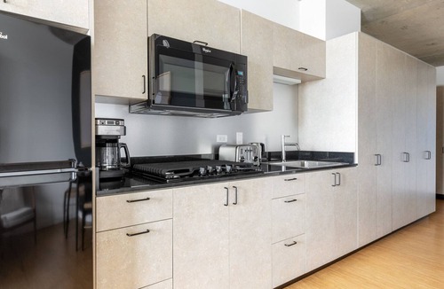 River North Apartment | Lovely Lincoln Park Studio w/W/D, walk to L & New City, by Blueground