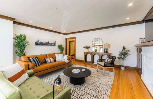 Lakeview Apartment | Luxe 3BR + Patio & Parking | Sleeps 9 | Lakeview