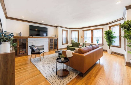 Lakeview Apartment | Luxe 3BR + Patio & Parking | Sleeps 9 | Lakeview