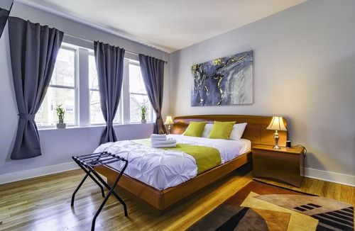 Irving Park Apartment | Luxurious 3BR in Irving Park