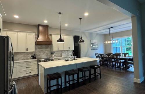 Thompsonville House | Luxurious 5 bdrm home w/private hot tub, free shuttle to Crystal Mountain!