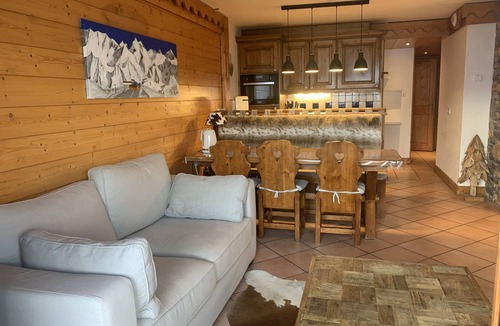 Les Menuires Apartment | luxury apartment at the foot of the slopes, indoor pool.