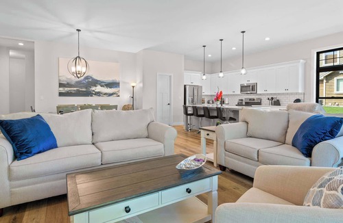 Egg Harbor Condo | Luxury Condo in Egg Harbor- Community pool and gym