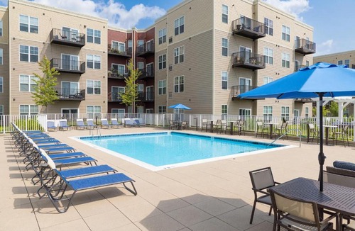 Elmhurst Apartment | Luxury DT Elmhurst - Pool, Gym, Parking, King Bed