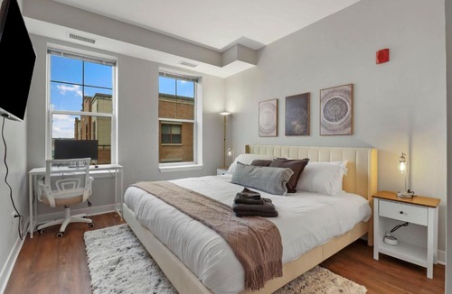 Elmhurst Apartment | Luxury DT Elmhurst - Pool, Gym, Parking, King Bed