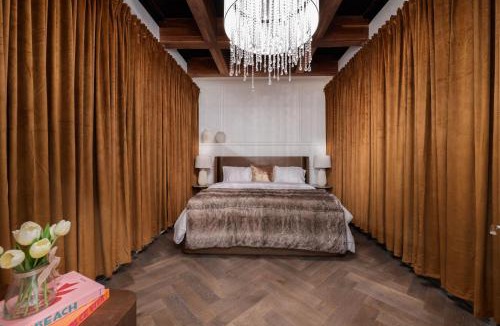 Gold Coast House | Luxury Gold Coast Duplex -8 Bedrooms 3 Bath