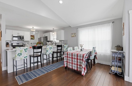 Madison Heights House | Luxury Meet Cozy Retreat 65"TV+3TVs NewStainlessSteelAppliances Fenced BBQ 3B2B