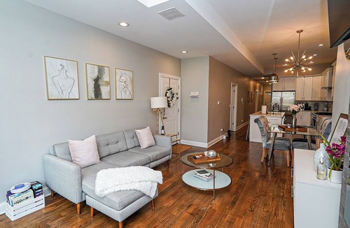 Grand Boulevard Condo | Luxury, Modern 2B/2B Condo - Spa Bath - Full Kitchen - Free Parking