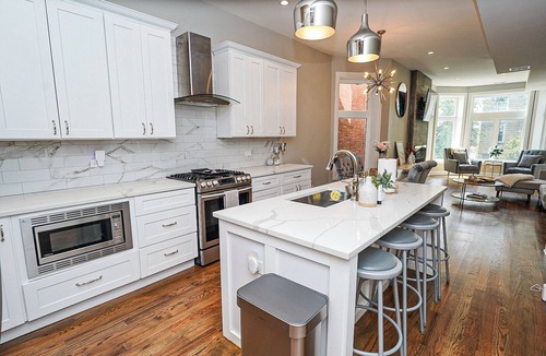 Grand Boulevard Condo | Luxury, Modern 2B/2B Condo - Spa Bath - Full Kitchen - Free Parking