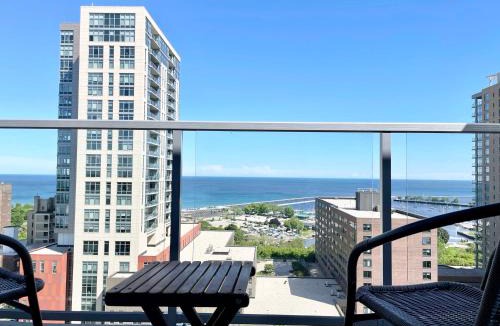 Lower East Side Apartment | Luxury Penthouse Apt Near Brady St with Balcony and Lake View