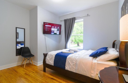 Irving Park House | Luxury Room in Irving Park 33011