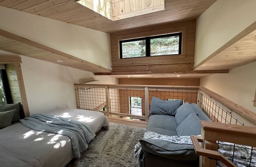Ottawa Cabin | Luxury Treehouse Retreat with Stunning Decks & Creek Access Near Starved Rock State Park, Ottawa, IL