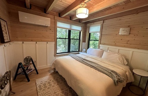Ottawa Cabin | Luxury Treehouse Retreat with Stunning Decks & Creek Access Near Starved Rock State Park, Ottawa, IL