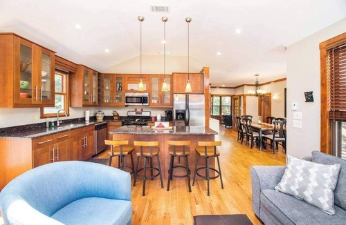 Union Pier House | Main Home & Cozy Guest House w/Two Full Kitchens & Free WiFi - Walk to Beach