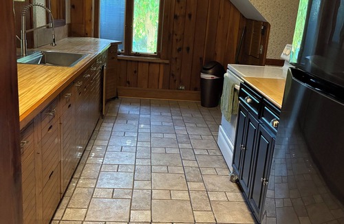 Rockford Apartment | Main Level Rustic Getaway, Woodsy Area