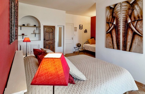 La Fagette Bed & Breakfast | Maison Oléa - "Pourpre" guest room overlooking the Vézère valley