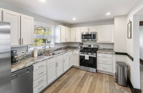 Libertyville House | Marvelous 5-bedroom house Front Porch in charming Libertyville