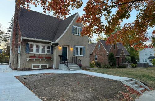 Rochester House | Mayo Clinic - 3 King bed - 2 Full Bath - Free Park