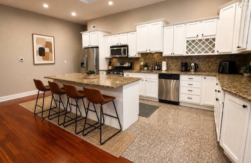 Lake Meadows Apartment | McCormick Meetup - Prime Location - Sleeps 16