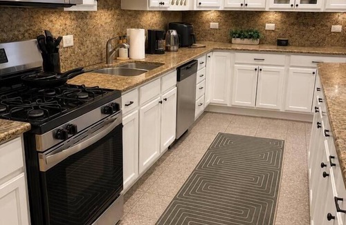 Lake Meadows Apartment | McCormick Meetup - Prime Location - Sleeps 16