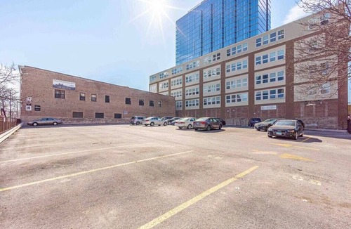 Near South Side Apartment | McCormick Place 2b/2b family unit with optional parking for up to 8 guests